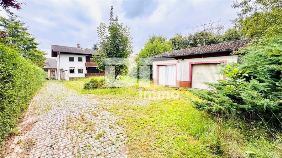 (R)eserviert!Geräumiges 1 bis 2 Familienhaus mit gigantischem Grundstück und Doppelgarage - Innenhofbereich / Doppelgarage